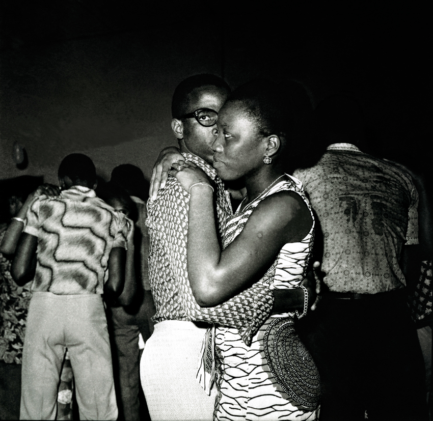 Paul Kodjo, Abidjan, Années 1970, série Les Soirées dansantes Avec l’aimable autorisation des Rencontres du Sud et de in camera galerie.